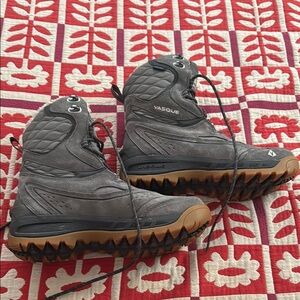 Vasque Gray Rain & Snow Boots with Quilted Design